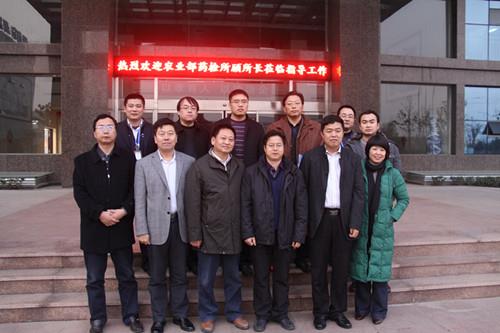 國(guó)家農(nóng)業(yè)部藥檢所副所長(zhǎng)顧寶根、山東省藥檢所所長(zhǎng)楊理健來(lái)公司指導(dǎo)工作