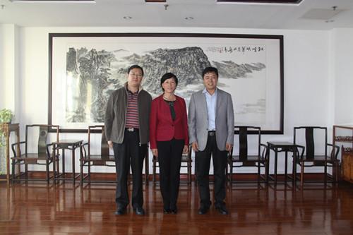 萊西市委書(shū)記劉圣珍(中)來(lái)公司視察工作