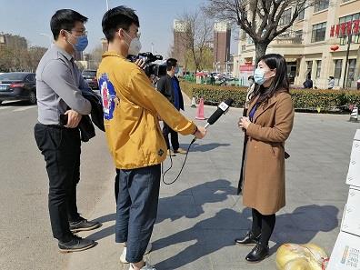 “抗擊疫情，關(guān)愛老人”